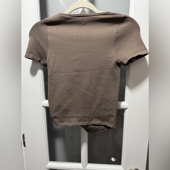 NWOT OQQ Short Sleeve Crew Neck Ruched Tee Shirt - Picture 8 of 9